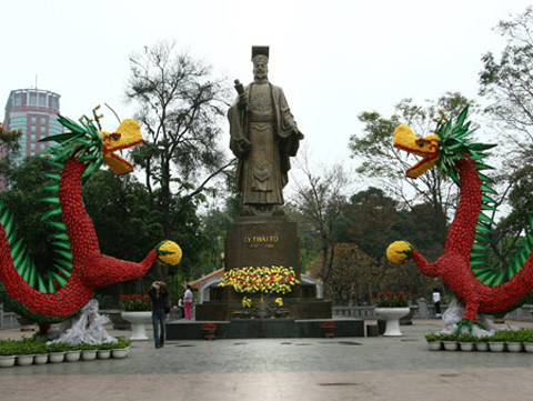 Theo sử sách chép lại, khi thuyền tạm đỗ ở dưới thành, có rồng vàng xuất hiện. Rồng bay lên và kinh đô được đặt tên là thành Thăng Long.