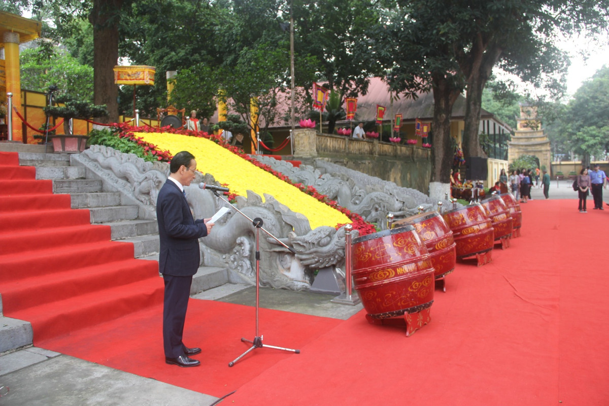 Đặc biệt ở Thành Thăng Long, ông cho xây dựng các cung điện như điện Càn Nguyên, điện Tập Hiền, rồi cung Nghênh Xuân, cung Thúy Hoa… Các cửa thành đều có các tên đẹp như Diên Đức, Đại Hưng, Tường Phù, Quảng Phúc…(Ảnh: Lễ dâng hương tưởng nhớ đức vua Lý Thái Tổ).