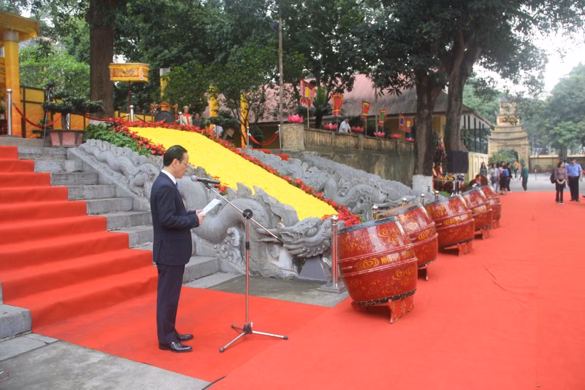 Đặc biệt ở Thành Thăng Long, ông cho xây dựng các cung điện như điện Càn Nguyên, điện Tập Hiền, rồi cung Nghênh Xuân, cung Thúy Hoa… Các cửa thành đều có các tên đẹp như Diên Đức, Đại Hưng, Tường Phù, Quảng Phúc…(Ảnh: Lễ dâng hương tưởng nhớ đức vua Lý Thái Tổ).