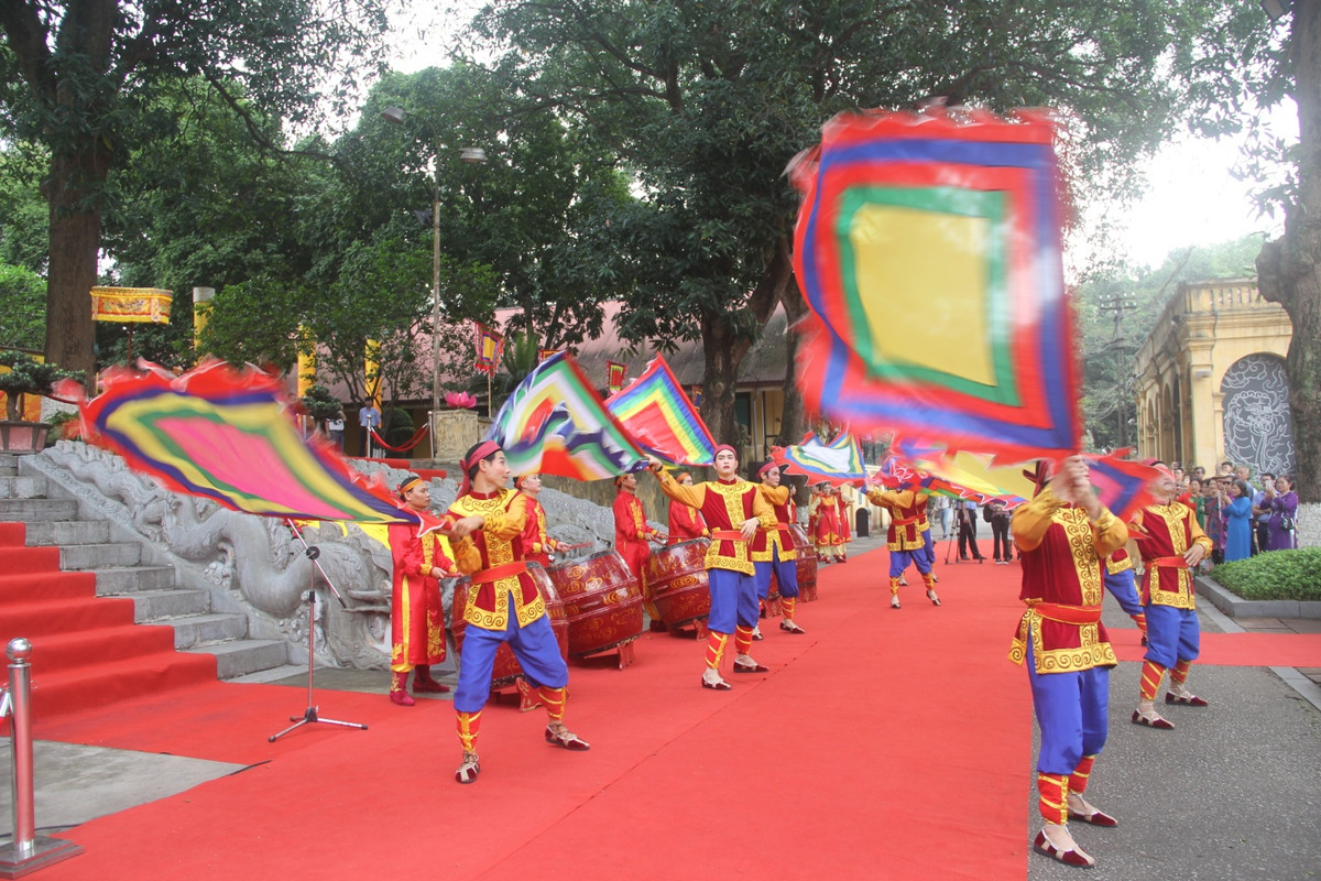 Ngoài quyết định dời đô, Vua Lý Thái Tổ còn được biết đến là một nhà tổ chức vĩ đại, đa năng và toàn diện. Ông cho sắp xếp lại các vùng hành chính, địa lý. (Ảnh: Lễ dâng hương tưởng nhớ đức vua Lý Thái Tổ).