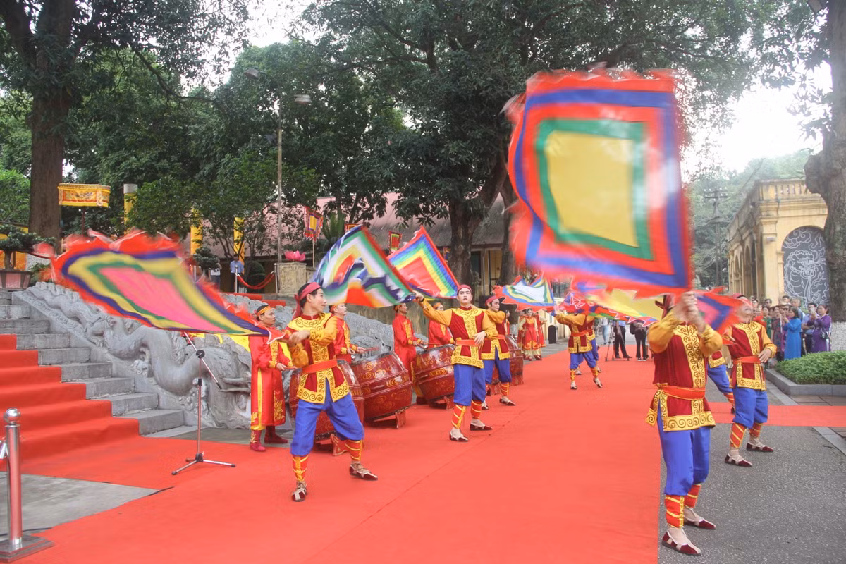 Ngoài quyết định dời đô, Vua Lý Thái Tổ còn được biết đến là một nhà tổ chức vĩ đại, đa năng và toàn diện. Ông cho sắp xếp lại các vùng hành chính, địa lý. (Ảnh: Lễ dâng hương tưởng nhớ đức vua Lý Thái Tổ).