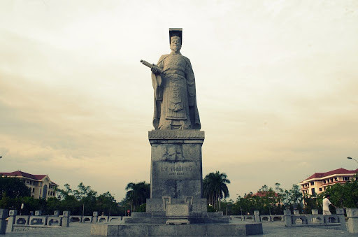 Chiếu dời đô có đoạn viết “… Thành Đại La, đô cũ của Cao Vương, ở giữa khu vực trời đất, được thế rồng cuộn hổ ngồi, chính giữa Nam Bắc Đông Tây, tiện hình thế nhìn sông dựa núi... Xem khắp nước Việt đó là nơi thắng địa, thực là chỗ tụ hội quan yếu của bốn phương, đúng là nơi thượng đô kinh sư mãi muôn đời…”.