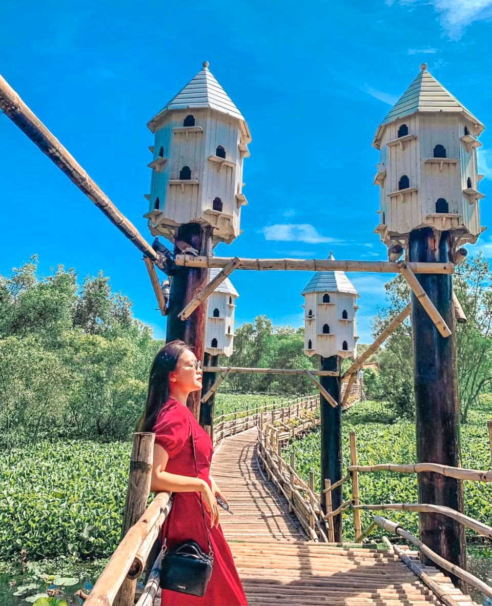 Với tổng chiều dài 10 km, "cây cầu vạn bước" nằm trong khu du lịch sinh thái rừng tràm Trà Sư (An Giang) đang giữ kỷ lục là cầu tre xuyên rừng dài nhất nước ta. Cây cầu được thiết kế đơn giản, uốn lượn mềm mại để phù hợp với địa hình nơi đây. Du khách đi trên cầu có cơ hội khám phá trọn vẹn thiên đường xanh nguyên sinh ngập nước. Ảnh: Hahinmakeup86. 