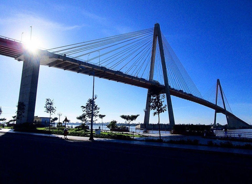  Cầu Rạch Miễu nằm trên tuyến quốc lộ 60, nối 2 tỉnh Tiền Giang - Bến Tre, được khánh thành vào năm 2009. Trung tâm sách Kỷ lục Việt Nam đã trao giấy xác lập kỷ lục cho cầu Rạch Miễu là “Cây cầu dây văng đầu tiên do người Việt Nam thiết kế và thi công”. Ảnh: Mr.matt_hayes. 