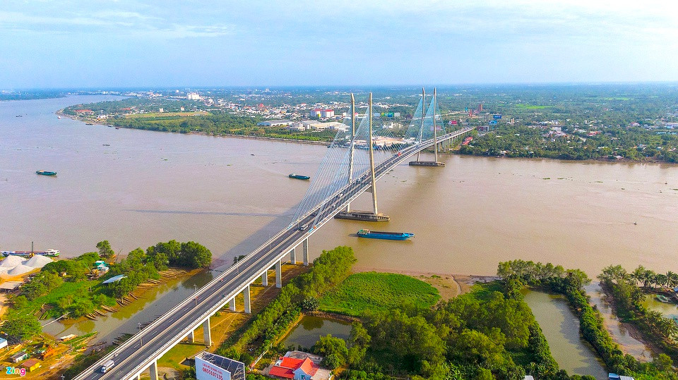  Cầu Mỹ Thuận được khởi công tháng 7/1997, khánh thành vào tháng 5/2000. Đây là cầu dây văng đầu tiên tại Việt Nam và có kiểu dáng kiến trúc độc đáo, hiện đại bậc nhất Đông Nam Á lúc bấy giờ. Cầu dài hơn 1,5 km, rộng gần 24 m, nối hai tỉnh Tiền Giang và Vĩnh Long. Điểm đặc biệt của cầu là hai trụ tháp chính hình chữ H cao. Ảnh: Phạm Ngôn. 