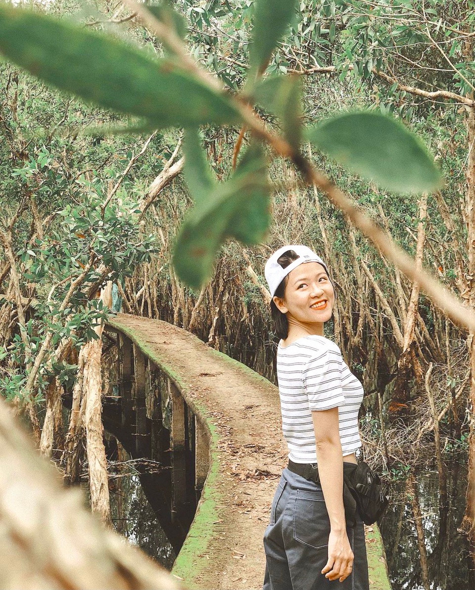 Rừng tràm Tân Lập hay còn gọi là làng nổi Tân Lập thuộc huyện Mộc Hóa, tỉnh Long An. Để khám phá khu rừng sinh thái, bạn đi dọc con đường lát bê tông dài 5 km được xây nổi trên mặt nước, len lỏi giữa những cây tràm cao vút, xanh mát. Cung đường cũng dẫn bạn đến một điểm nhấn trong cảnh quan tại đây là cầu chữ X. Ảnh: Natrojjoy. 