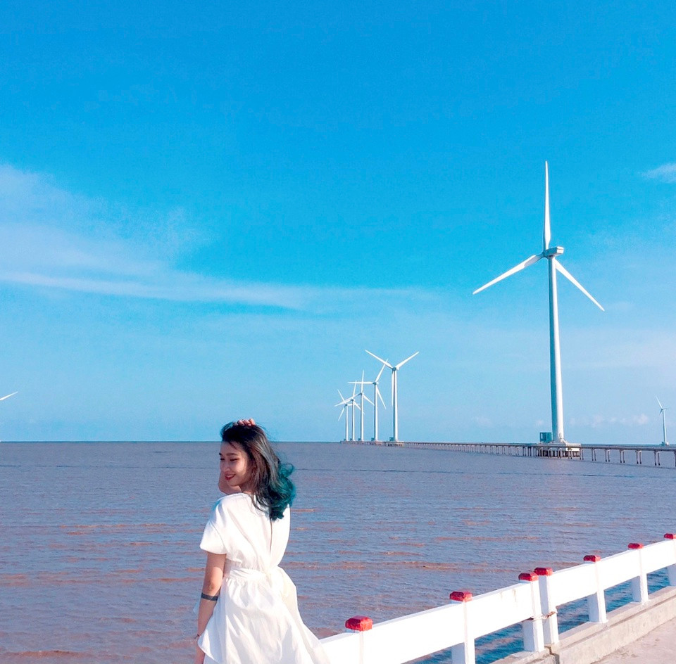 Cánh đồng điện gió Bạc Liêu được xây dựng từ năm 2010, có 62 trụ turbine. Đây là cánh đồng điện gió trên biển duy nhất của Việt Nam. Du khách đặt chân đến nơi này có cơ hội thu vào tầm mắt những “chong chóng” khổng lồ, xoay tít trên biển. Khi nhìn từ xa, toàn cảnh cánh đồng điện gió giữa nền trời xanh tạo khung cảnh tựa trời Âu. Ở vùng giáp biển, gió khá lớn và nắng tương đối gay gắt, bạn nên tham quan từ 6-9h sáng hoặc khoảng từ 4h chiều. 