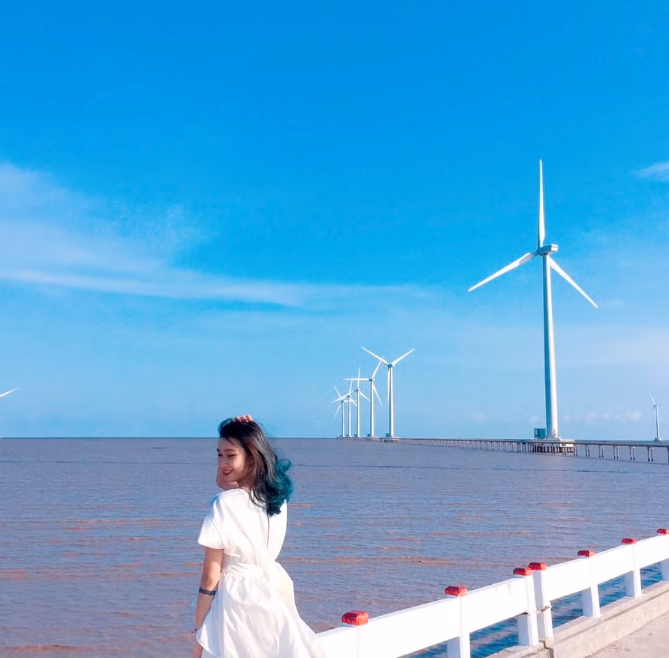 Cánh đồng điện gió Bạc Liêu được xây dựng từ năm 2010, có 62 trụ turbine. Đây là cánh đồng điện gió trên biển duy nhất của Việt Nam. Du khách đặt chân đến nơi này có cơ hội thu vào tầm mắt những “chong chóng” khổng lồ, xoay tít trên biển. Khi nhìn từ xa, toàn cảnh cánh đồng điện gió giữa nền trời xanh tạo khung cảnh tựa trời Âu. Ở vùng giáp biển, gió khá lớn và nắng tương đối gay gắt, bạn nên tham quan từ 6-9h sáng hoặc khoảng từ 4h chiều. 