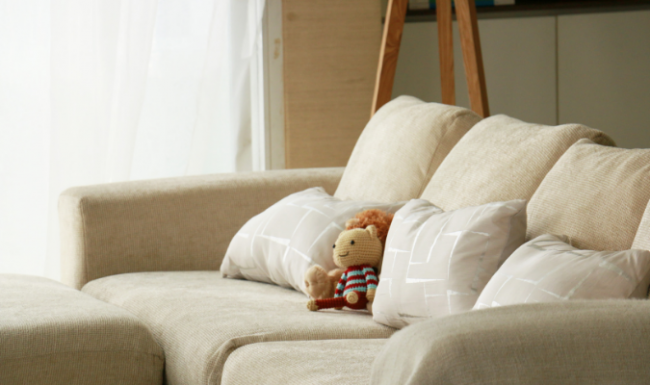 Tuy nhiên khi giặt sofa bạn cần chú ý đến chất liệu của ghế. Các chất liệu phổ biến hiện nay phải kể đến da, nỉ, vải thông thường. Tùy từng loại có cách vệ sinh khác nhau.