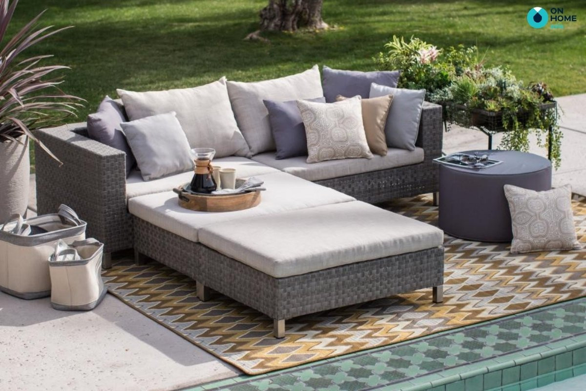 Sau đó, hãy làm khô sofa. Đừng mang ra ánh nắng trực tiếp hay sử dụng máy sấy tóc. Nhiệt độ cao không hề thân thiện với độ bền của sofa cũng như tính thẩm mỹ của sản phẩm này. Nên phơi ở chỗ thoáng gió, mát mẻ.