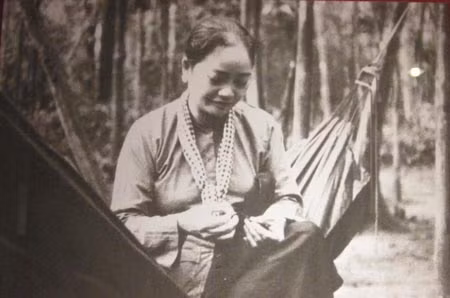 Cuoc doi vao sinh ra tu cua Nu tuong huyen thoai Nguyen Thi Dinh-Hinh-2