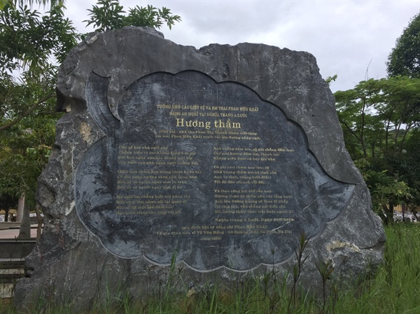 Năm 2014, gia đình thi sĩ Phan Thị Thanh Nhàn đã tặng một bia đá đặt tại nghĩa trang liệt sĩ huyện A Lưới với dòng chữ “Tưởng nhớ các liệt sĩ và em trai Phan Hữu Khải đang an nghỉ tại nghĩa trang A Lưới”.