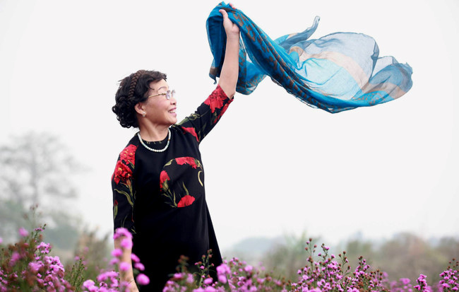 Khi bài thơ được công bố, nhiều người đã nghĩ rằng nhà thơ Phan Thị Thanh Nhàn sáng tác Hương thầm để dành tặng cho một người mà tác giả thương nhớ.