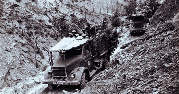 Nhân vật tạo hứng cho nhà thơ là bạn ông, một họa sỹ. Hồi ấy, bạn nhà thơ yêu một cô y tá ở phía Ðông Trường Sơn. Ngồi chung một cabin xe đi sang phía Tây, suốt đường chàng trai đang yêu chỉ nhắc đến người yêu.