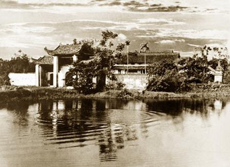 Theo đó, vào một buổi sáng năm Bính Tý (1096) nhà Vua và các triều thần dong thuyền dạo chơi Hồ Tây. Thuyền ra đến giữa hồ thì sương mù tỏa xuống che cả đội thuyền ngự, ảo ảo, mờ mờ. Bỗng đâu một con cọp xuất hiện, lao bổ vào Vua Lý Nhân Tông.