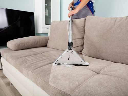 Hiện nay trên thị trường có dịch vụ giặt khô sofa với các thiết bị máy móc, dụng cụ và chất làm sạch phù hợp với các loại chất liệu sofa vải. Bạn có thể tham khảo để sử dụng nhằm giúp chiếc ghế sạch hơn.