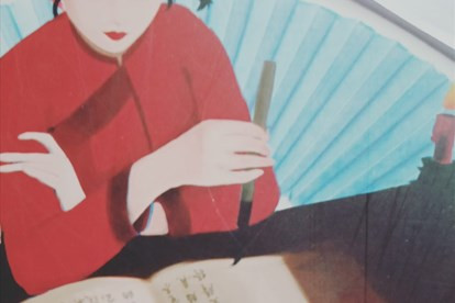 Theo sách "Hồ Xuân Hương - Tác phẩm và Lời bình", NXB Văn học, nữ sĩ họ Hồ (1772-1822) quê ở làng Quỳnh Đôi, huyện Quỳnh Lưu, tỉnh Nghệ An. Theo một số tài liệu, bà sinh vào nửa cuối thế kỷ 18. Bà lớn lên ở Thăng Long, sống cuộc đời chua chát, đau khổ.