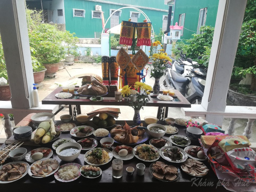 Cuối cùng, phẩm vật sau cúng đất sẽ được mời bà con hàng xóm cùng chung vui bởi họ quan niệm "bán bà con xa mua láng giềng gần", cũng là dịp liên hoan giao lưu để thắt chặt "tình làng nghĩa xóm”.