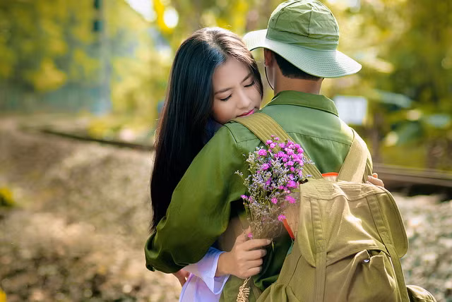 “Tôi không ngờ đó là cuộc chia ly vĩnh viễn", ông Khanh nhớ lại. Ba tháng sau ngày cưới, ông Khanh nhận được tin vợ mình đã hi sinh. Đau đớn nhưng không biết làm sao, ông tiếp tục theo đơn vị bước vào những trận đánh mới. (Ảnh minh họa).