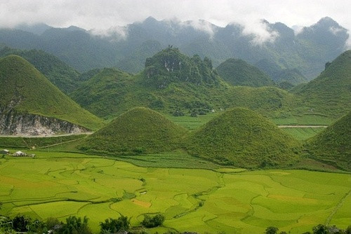 Một buổi chiều cuối năm 1954, người ta nhìn thấy một anh bộ đội vai đeo ba lô bước ngồi thẫn thờ bên ngôi mộ liệt sỹ Bắc. Ông Khanh nghẹn ngào “Anh ngước nhìn lên hai dốc núi/ Hàng cây, bờ cỏ, con đường quen/ Nắng lụi bỗng dưng mờ bóng khói/ Núi vẫn đôi mà anh mất em”. (Ảnh minh họa).