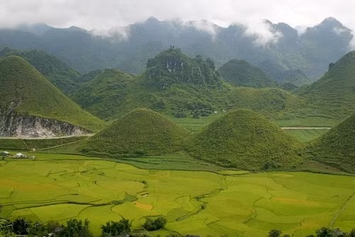 Một buổi chiều cuối năm 1954, người ta nhìn thấy một anh bộ đội vai đeo ba lô bước ngồi thẫn thờ bên ngôi mộ liệt sỹ Bắc. Ông Khanh nghẹn ngào “Anh ngước nhìn lên hai dốc núi/ Hàng cây, bờ cỏ, con đường quen/ Nắng lụi bỗng dưng mờ bóng khói/ Núi vẫn đôi mà anh mất em”. (Ảnh minh họa).