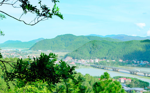 Dưới chân núi là các khu đô thị, làng mạc được hình thành dân cư đông đúc.