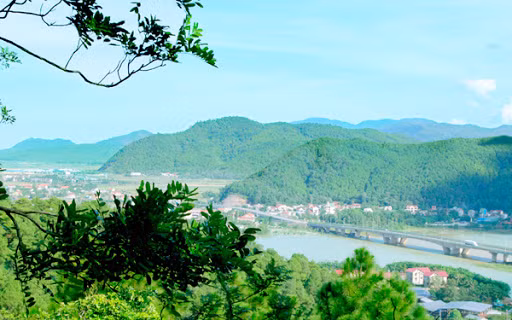 Dưới chân núi là các khu đô thị, làng mạc được hình thành dân cư đông đúc.