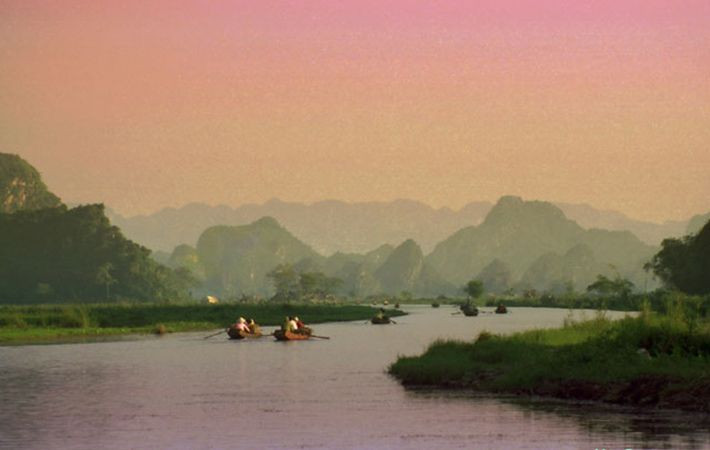 Hồng Lĩnh không chỉ đẹp bởi núi non kỳ vĩ mà còn nổi tiếng bởi huyền thoại cổ tích như chuyện Ông Đùng, Ông Khổng Lồ đã gom nhặt những quả núi mọc lẻ tẻ xếp thành dãy núi Hồng Lĩnh.