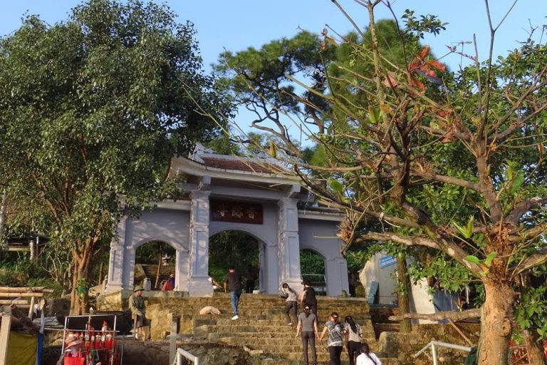 Trên núi Hồng Lĩnh còn những di tích lịch sử văn hóa vô giá. Toàn dãy Hồng Lĩnh có khoảng 100 ngôi chùa và đền miếu.