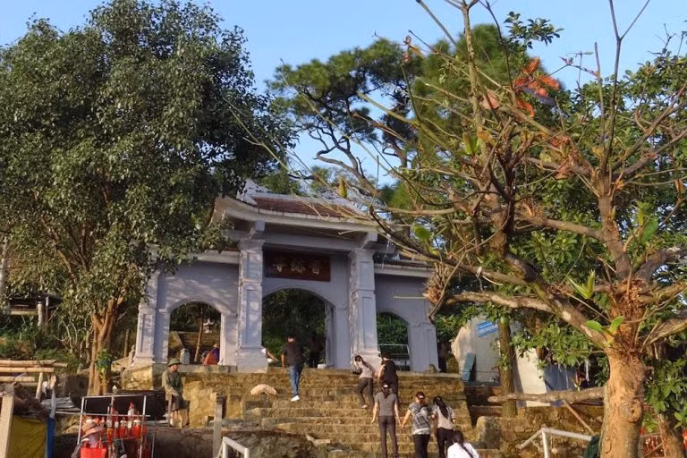 Trên núi Hồng Lĩnh còn những di tích lịch sử văn hóa vô giá. Toàn dãy Hồng Lĩnh có khoảng 100 ngôi chùa và đền miếu.