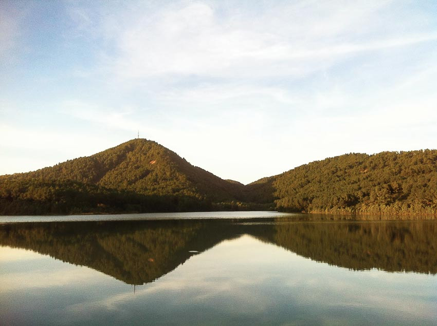 Cũng có đỉnh đặt theo truyền thuyết, cổ tích như: Rú Cơm, Rú Cà, Tháp Son, Hương Tích…