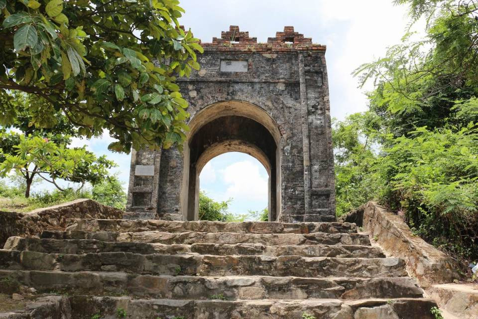 Năm Minh Mạng thứ 14 (1833), vua cho xây Hoành Sơn quan trên đỉnh đèo Ngang. Năm Mậu Tuất (1838), vua cho đúc 9 đỉnh đồng lớn (cửu đỉnh) đặt ở Đại Nội (Huế), hình tượng Hoành Sơn - đèo Ngang được chọn khắc vào “Huyền đỉnh”.