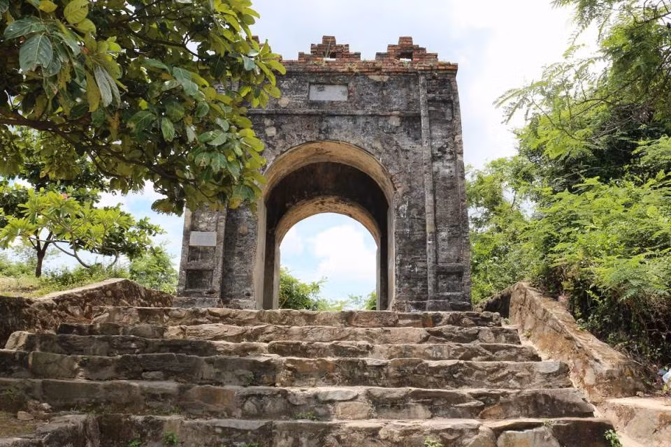 Năm Minh Mạng thứ 14 (1833), vua cho xây Hoành Sơn quan trên đỉnh đèo Ngang. Năm Mậu Tuất (1838), vua cho đúc 9 đỉnh đồng lớn (cửu đỉnh) đặt ở Đại Nội (Huế), hình tượng Hoành Sơn - đèo Ngang được chọn khắc vào “Huyền đỉnh”.