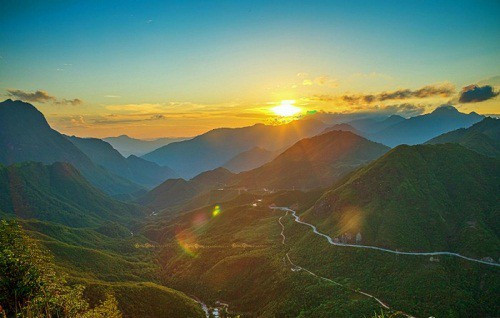 Đèo Ngang có chiều dài 6km, cao 256m so với mực nước biển, đường dốc quanh co, hiểm trở, rất khó đi.