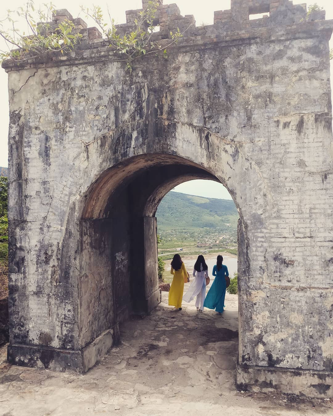 Mặc dù có lịch sử bi hùng nhưng đèo Ngang vẫn được coi là con đèo đậm chất thi ca lãng mạn nhất Việt Nam, là cảm hứng của bao văn nhân thi sĩ. Lê Thánh Tông, Ngô Thì Nhậm, Nguyễn Du, vua Thiệu Trị, Nguyễn Hàm Ninh, Bà huyện Thanh Quan, Cao Bá Quát… đã lưu dấu tại đèo Ngang với những tuyệt phẩm thơ cổ.