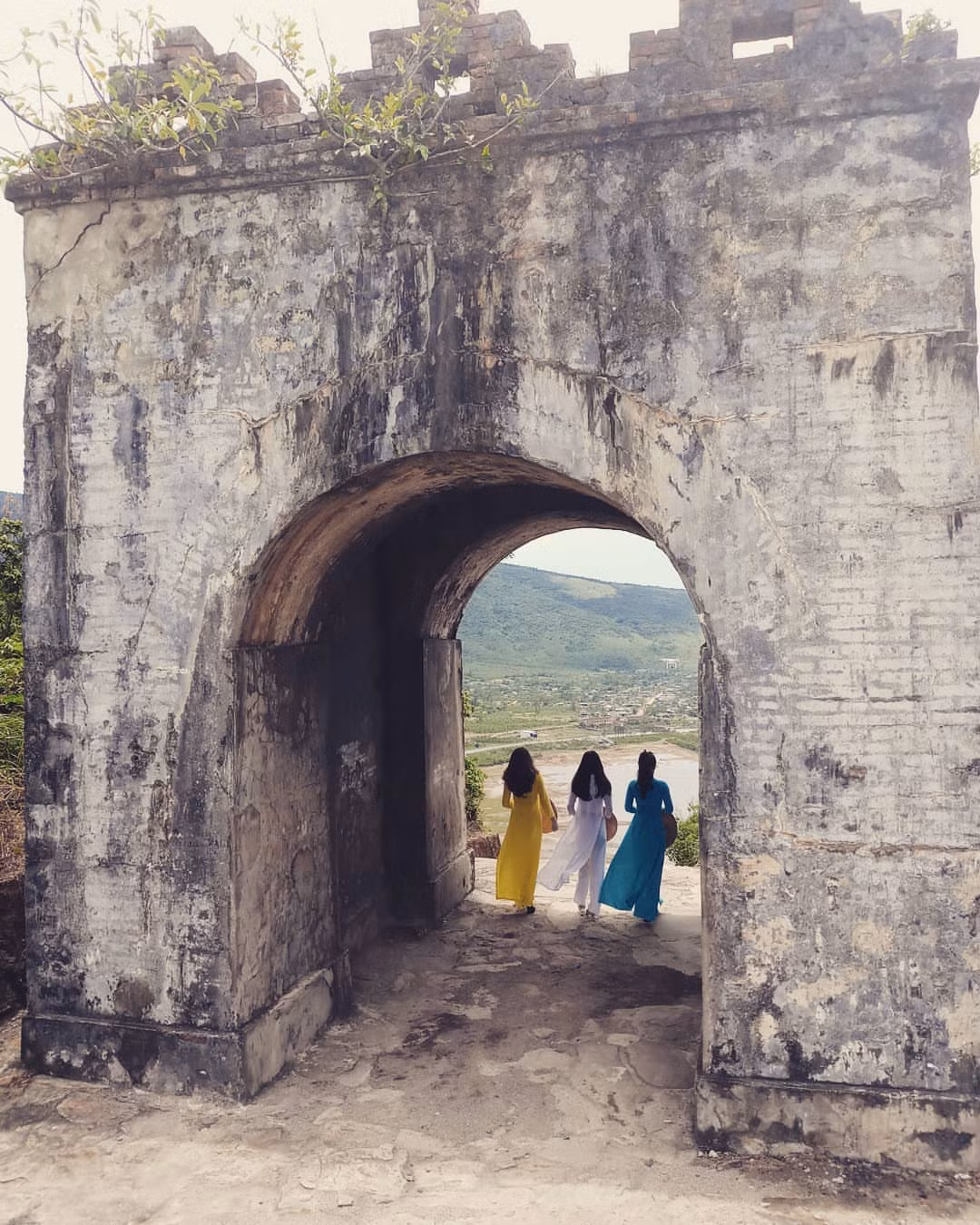 Mặc dù có lịch sử bi hùng nhưng đèo Ngang vẫn được coi là con đèo đậm chất thi ca lãng mạn nhất Việt Nam, là cảm hứng của bao văn nhân thi sĩ. Lê Thánh Tông, Ngô Thì Nhậm, Nguyễn Du, vua Thiệu Trị, Nguyễn Hàm Ninh, Bà huyện Thanh Quan, Cao Bá Quát… đã lưu dấu tại đèo Ngang với những tuyệt phẩm thơ cổ.