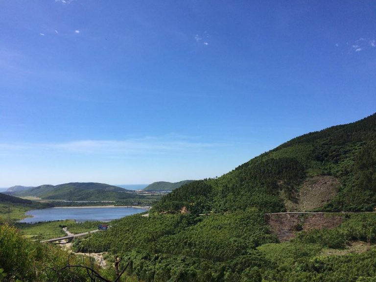 Đèo Ngang qua dãy Hoành Sơn được xây dựng năm 992, dưới sự chỉ đạo của một vị quan đại thần thời tiền Lê.