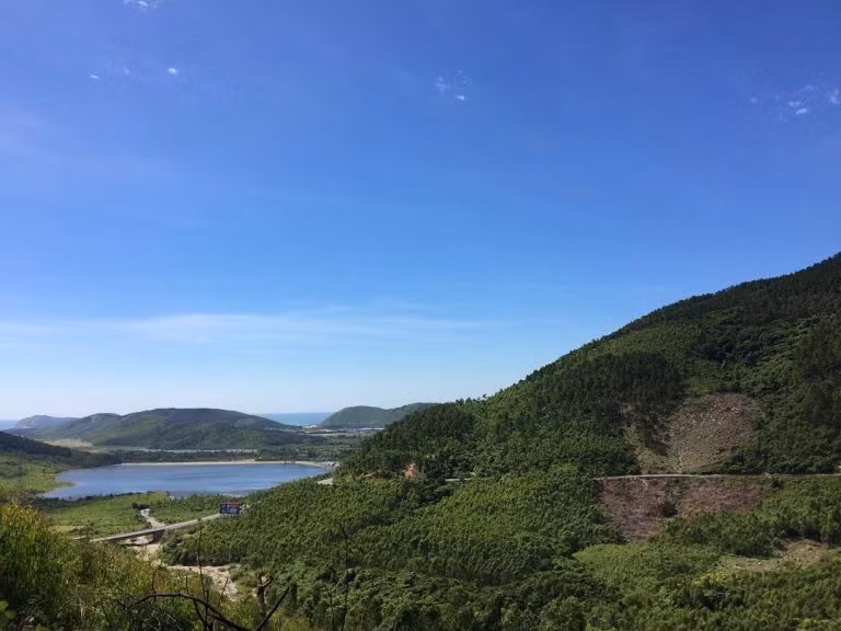 Đèo Ngang qua dãy Hoành Sơn được xây dựng năm 992, dưới sự chỉ đạo của một vị quan đại thần thời tiền Lê.