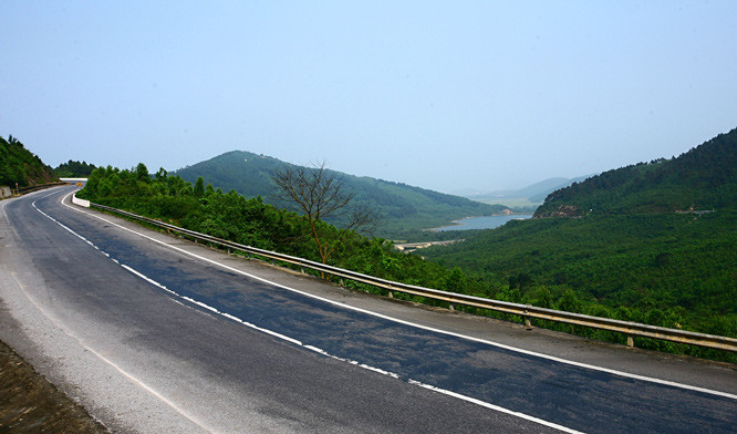 Trong thời kỳ Trịnh - Nguyễn phân tranh giữa Đàng Ngoài - Đàng Trong (1570 - 1786), sông Gianh thuộc Quảng Bình là ranh giới phân chia Nam - Bắc, nhưng chốt án ngữ quan trọng của quân Trịnh ở bờ bắc chính là đèo Ngang. 