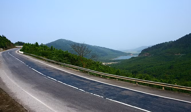 Trong thời kỳ Trịnh - Nguyễn phân tranh giữa Đàng Ngoài - Đàng Trong (1570 - 1786), sông Gianh thuộc Quảng Bình là ranh giới phân chia Nam - Bắc, nhưng chốt án ngữ quan trọng của quân Trịnh ở bờ bắc chính là đèo Ngang. 