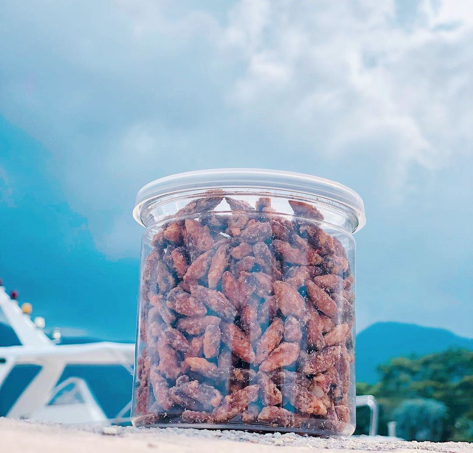 Mứt hạt bàng, hay hạt bàng, là đặc sản độc đáo ở Côn Đảo. Công đoạn tách hạt bàng khá kỳ công. Người ta rang hạt bàng trên lửa nhỏ, đảo đều tay. Du khách có thể chọn hạt bàng rang muối hay hạt bàng ngào đường. Ảnh: Bảo Bình.