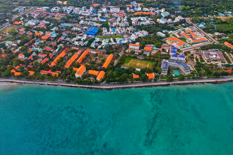 Huyện Côn Đảo hiện không có đơn vị hành chính cấp xã. Một số huyện đảo khác trong cả nước cũng tương tự, không phân chia thành các xã, như Cồn Cỏ (Quảng Trị), Bạch Long Vĩ (Hải Phòng), Lý Sơn (Quảng Ngãi)... Ảnh: Khánh Huyền.