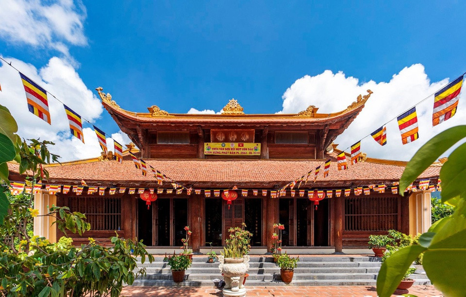 Đến Côn Đảo, du khách có thể thăm Vân Sơn Tự, còn gọi là chùa Núi Một. Ngoài chiêm bái, lễ Phật, chùa còn là địa điểm đẹp để có thể ngắm vịnh biển bao la ở Côn Đảo, tận hưởng không gian thiên nhiên thư thái, tĩnh lặng. Ảnh: Thanh Tùng.