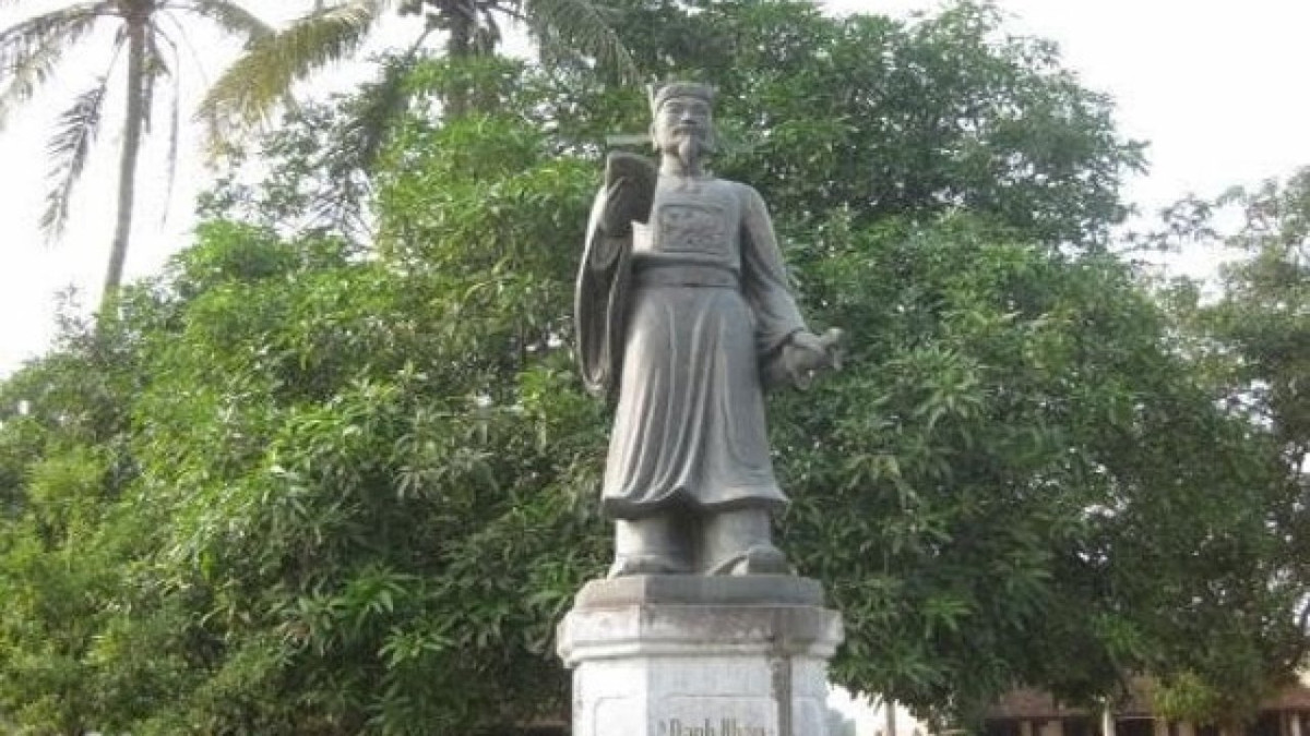 Khoa thi năm Mậu Ngọ (1138), Tô Hiến Thành đỗ Thái học sinh và được vua Lý trọng dụng. Ông là quan đại thần phụ chính nhà Lý, phụng sự hai triều vua: Lý Anh Tông và Lý Cao Tông và nổi tiếng là người văn võ song toàn.