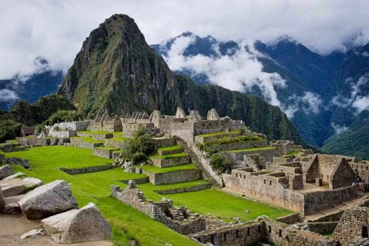 Có diện tích tự nhiên 42,5 triệu km2, châu Mỹ có diện tích lớn thứ hai trên thế giới, sau châu Á. Xếp thứ ba là châu Phi (hơn 30 triệu km2), thứ tư là châu Nam Cực (hơn 14 triệu km2), diện tích châu Âu xếp thứ năm (10,1 triệu km2).