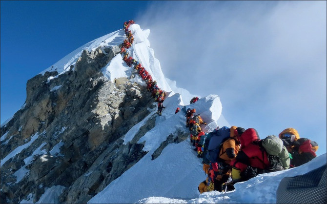 Ngọn núi cao nhất thế giới nằm ở châu Á. Đó chính là ngọn Everest nằm trên dãy Himalaya, ngăn cách 2 quốc gia Trung Quốc và Nepal.