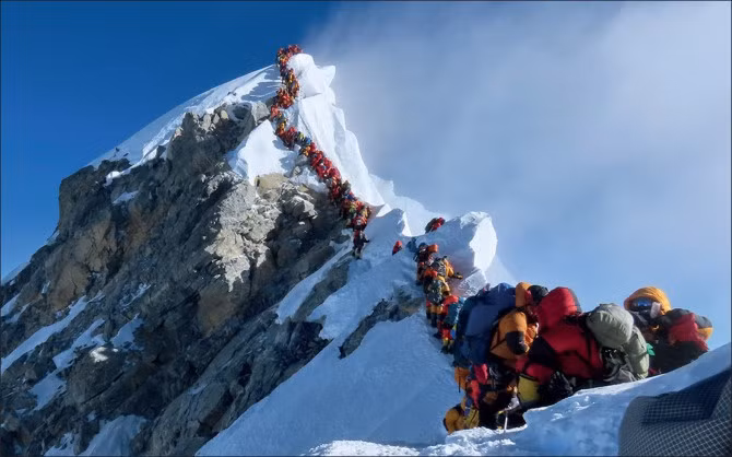 Ngọn núi cao nhất thế giới nằm ở châu Á. Đó chính là ngọn Everest nằm trên dãy Himalaya, ngăn cách 2 quốc gia Trung Quốc và Nepal.
