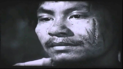 Người đầu tiên tên là Chí, mổ lợn giúp người ta không đòi tiền mà chỉ xin phèo và rượu nhấm nháp. Khi say lảo đảo, ông không "rạch mặt ăn vạ" mà thường tìm lều chợ để ngủ, ai hỏi đi đâu luôn nói "đi phèo", ý là đi ngủ. Do vậy, người làng gọi luôn tên Chí Phèo. Sau này ông Chí bỏ làng đi biệt xứ. 