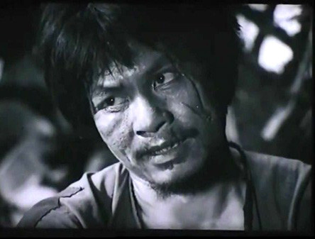 Người thứ ba tên Đào, là lực điền đi ở cho ông chánh Bính ở làng. Đào từ thanh niên hiền lành, sau khi bị tù trở về làng sa vào rượu chè và tính tình ngỗ ngược.