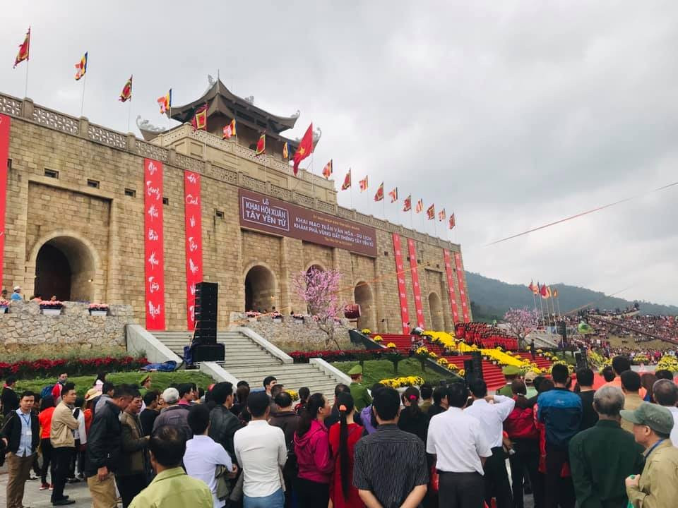 Bắc Giang cũng nổi tiếng với hệ thống di tích lịch sử, văn hóa, kiến trúc nghệ thuật đặc sắc gồm hơn 2.230 di tích, trong đó có 731 di tích được xếp hạng.